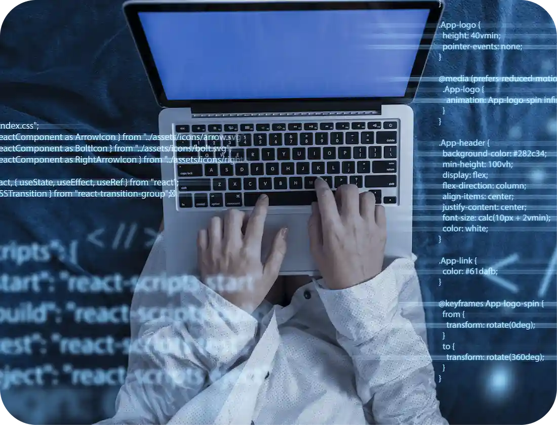 Notebook sendo usado para programação